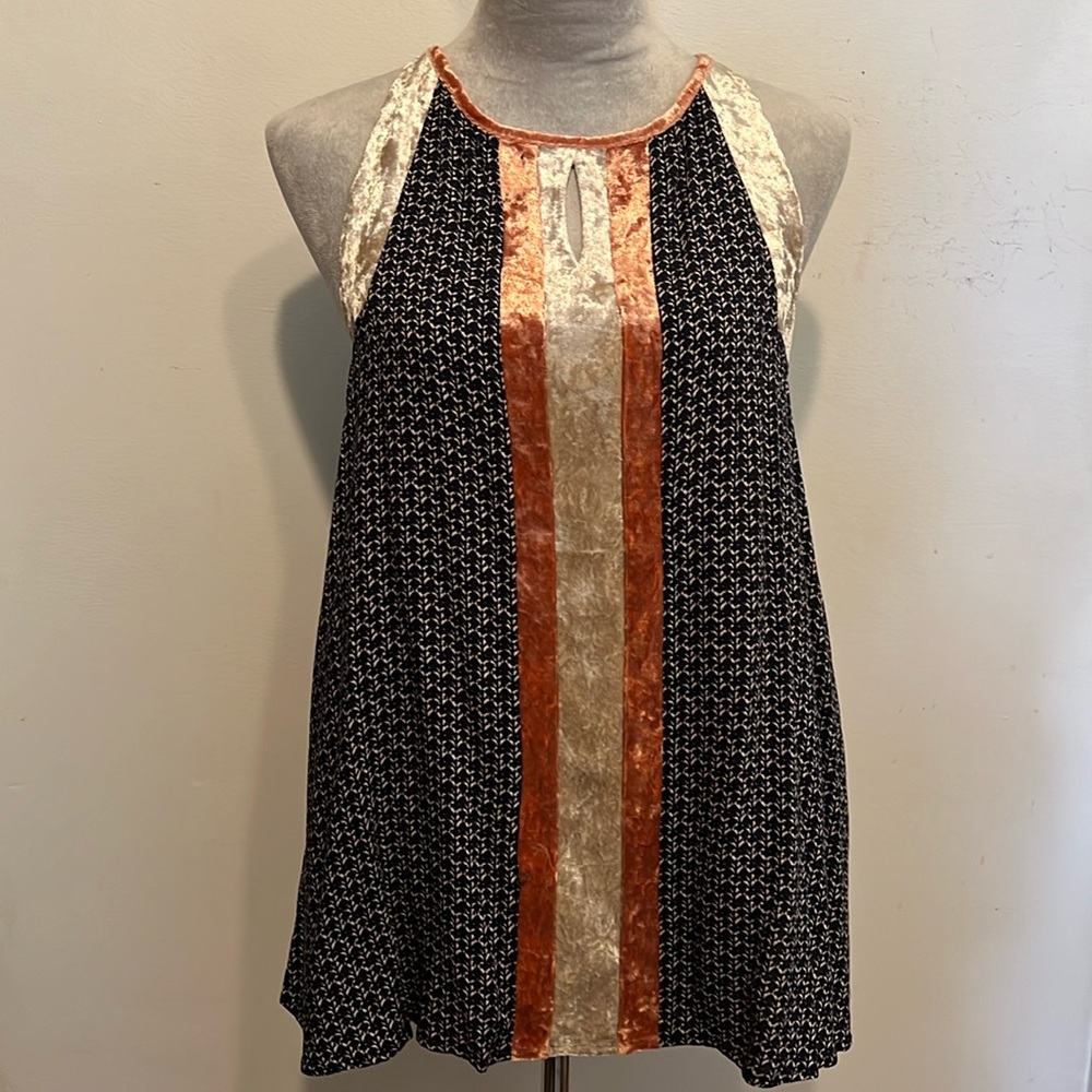 Boutique Sleeveless key hole top